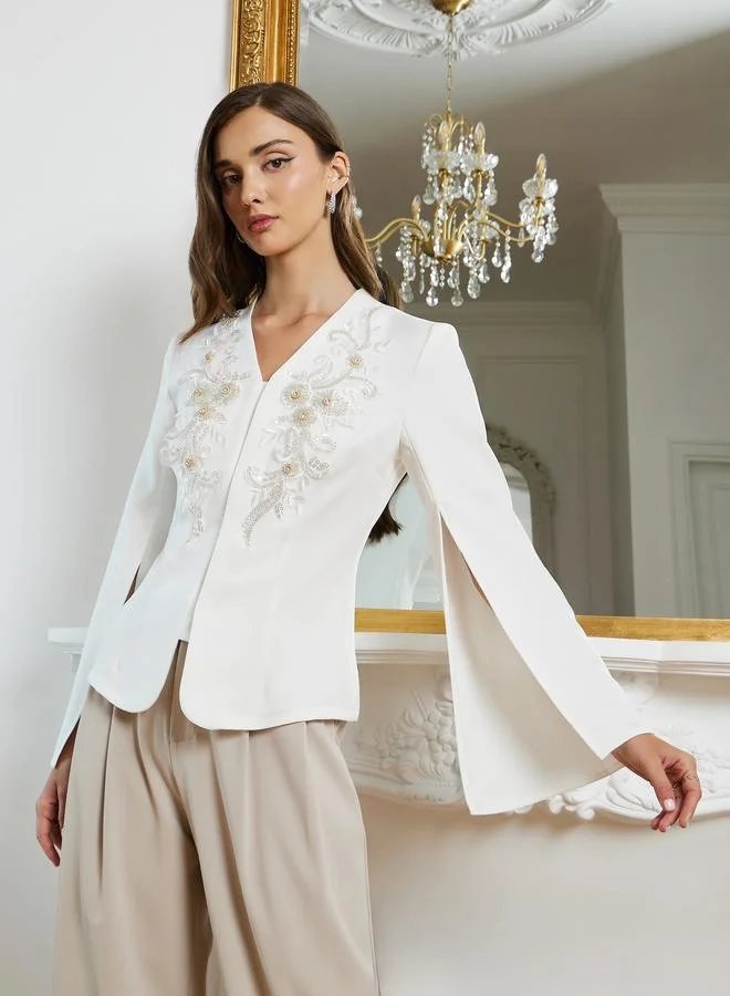 بلوزة بأكمام كاب وتفاصيل مزينة