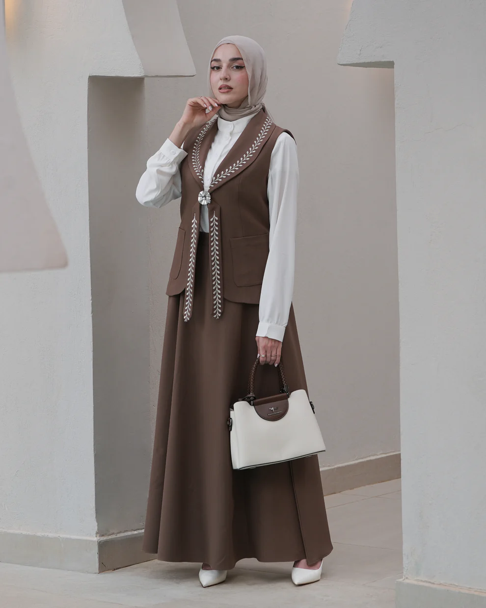 طقم من ثلاث قطع مصمم بأناقة راقية