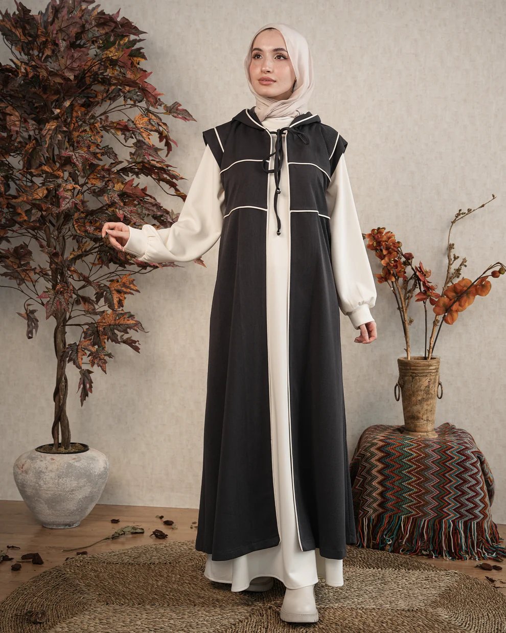 فستان أنيق محتشم بتصميم عصري ولمسة راقية