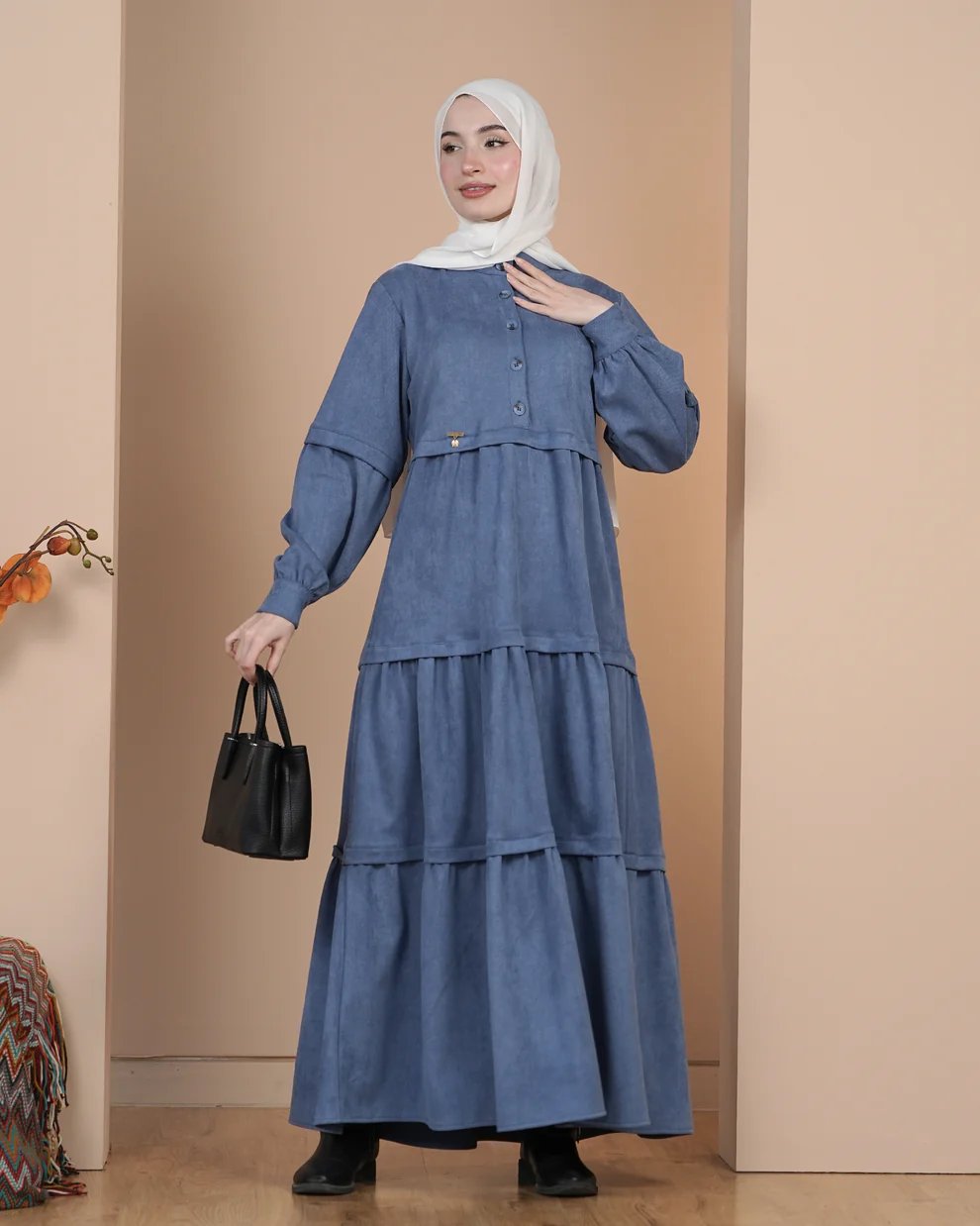 فستان بطبقات أنيقة وتصميم عصري ناعم