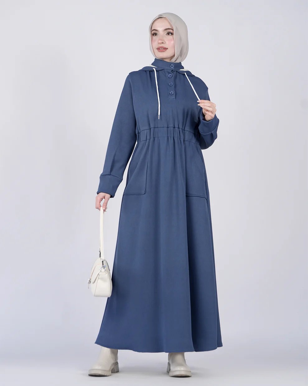 فستان لمسة عصرية بتفاصيل أنيقة