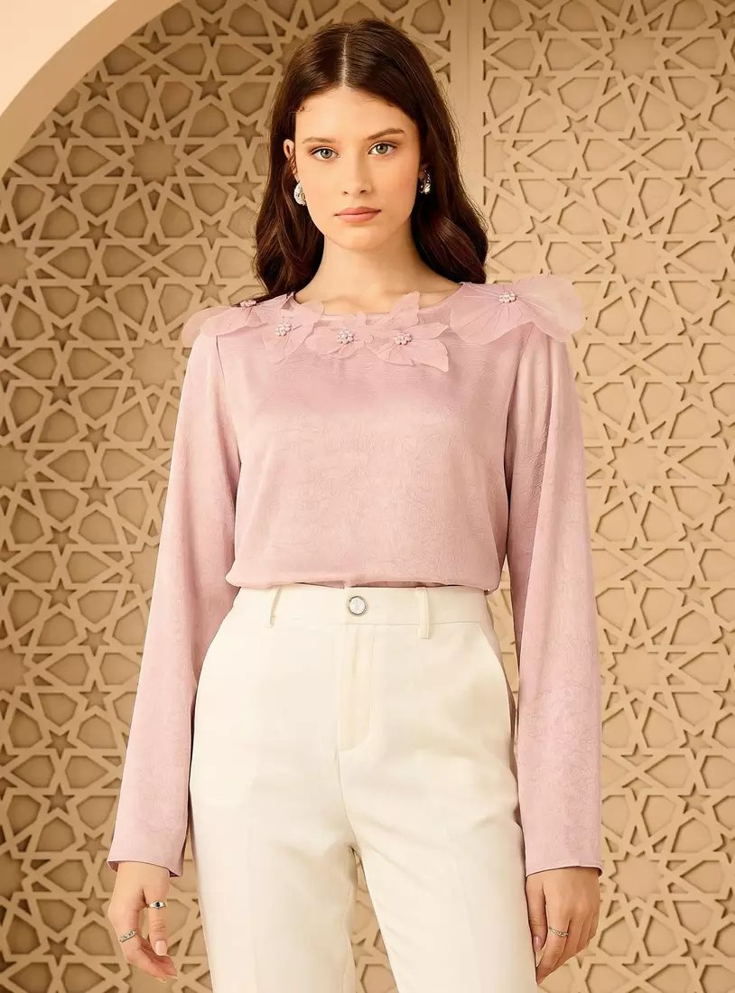 بلوزة بتزيينات زهور