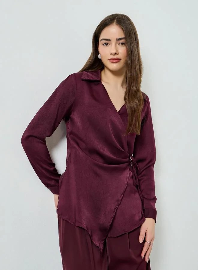 بلوزة طويلة ساتان بنمط لف ورباط خصر